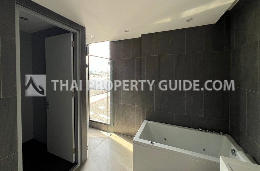 House with Private Pool in Srinakarin 